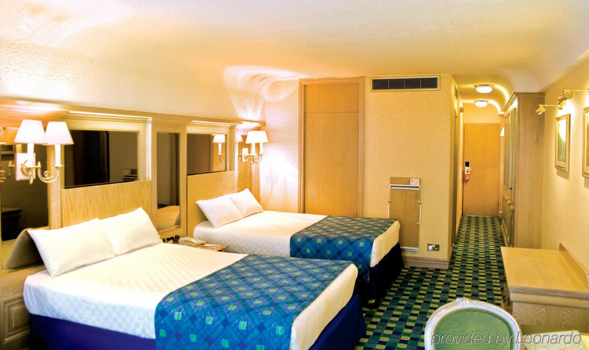 Thistle Westminster London Room photo